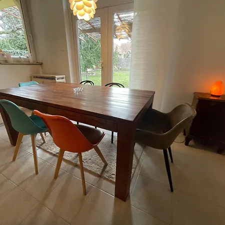 Vila 4 Guests: River & Garden Charm