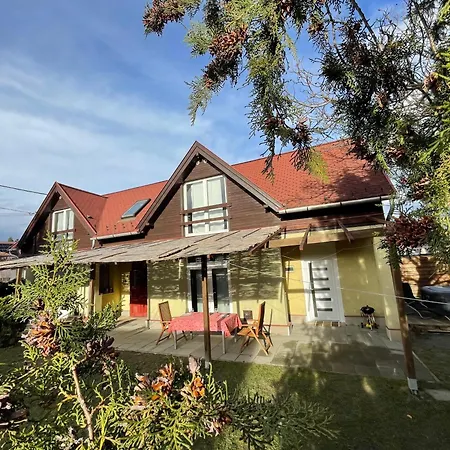 Vila 4 Guests: River & Garden Charm