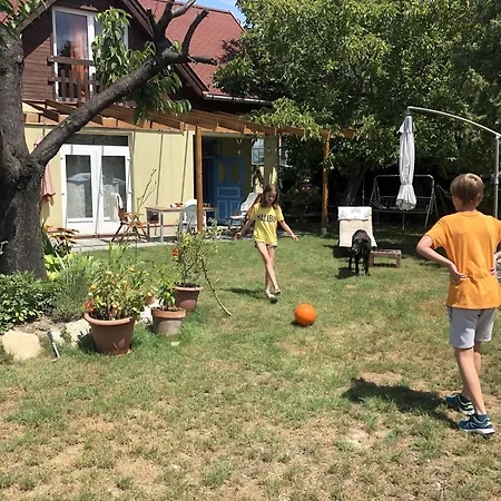 4 Guests: River & Garden Charm Vila