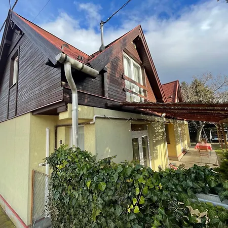 4 Guests: River & Garden Charm